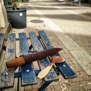 STREET CARVING 

#faitmain #faitmainenfrance #artsdelatable #artisanatfrancais
#artisanat #cuillereenbois #rustique #objetenbois #objetssculptés #cuisinemaison
#madeinfrance  #pieceunique #ideecadeau #local #ethique #berryprovince #artisan #artisanfrancais #spooncarving #spooncarver #axeandknife #sloydknife #woodenspoon #woodcraft #nopowertool #handtoolsonly #carvingwood  #woodworking 
#eatingspoon
